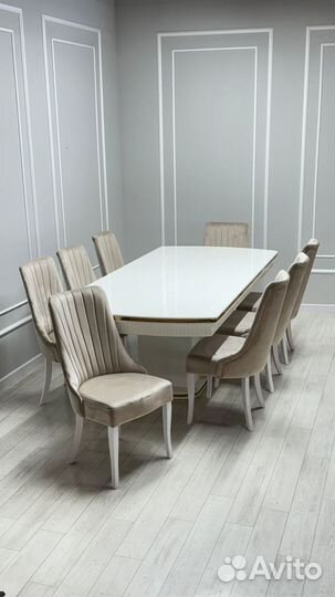 Стол и стулья в гостиную. В наличии