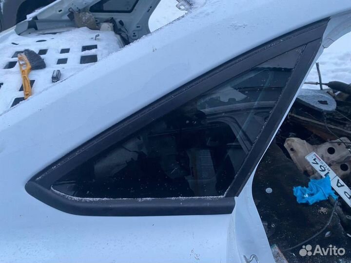 Стекло кузовное глухое правое Ford Focus 3 2011