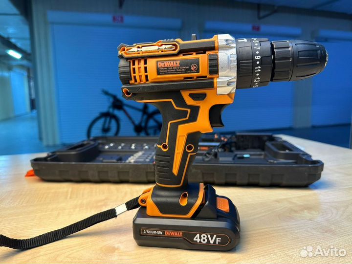Шуруповерт DeWalt c набором