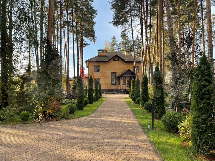 Дом 407,5 м² на участке 50 сот.