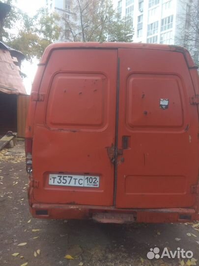 Водитель со своим грузовым авто