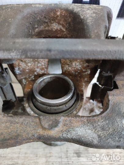 Суппорт задний левый Toyota Avensis T25 2AZ-FSE