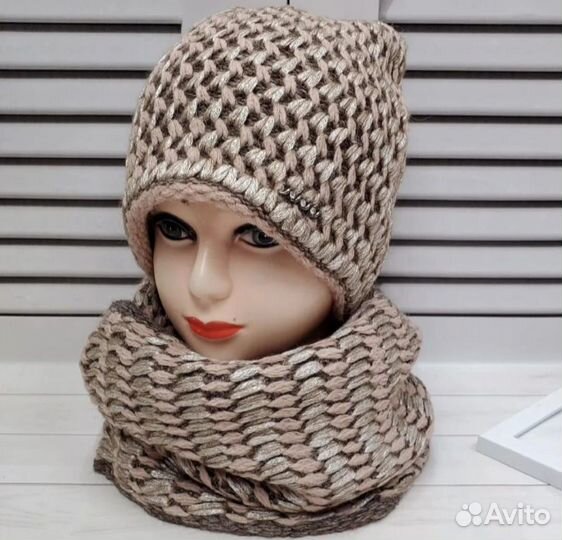 Женский вязаный комплект