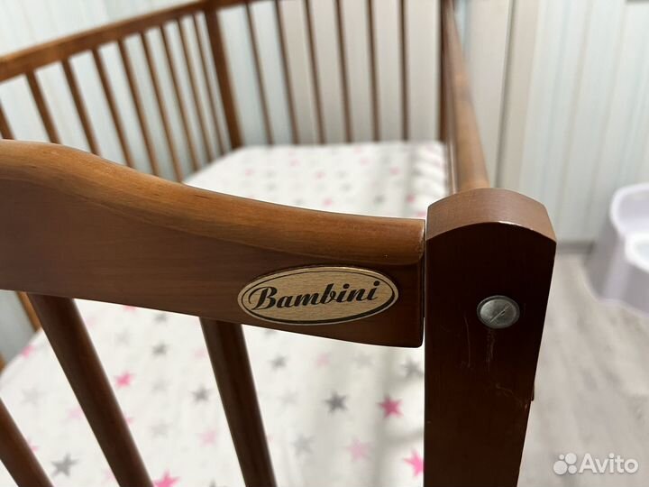 Детская кроватка с маятником