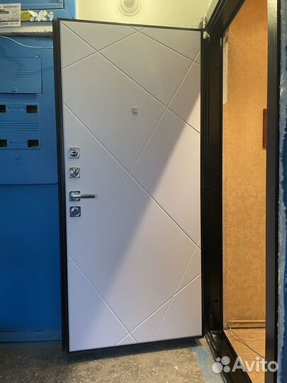 Дверь Marcus Авангард черная шагрень, белый мат