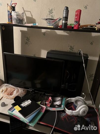 Игровой компьютер с монитором и клавиатурой