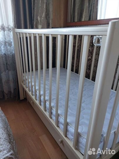 Детская кроватка с продольным маятником