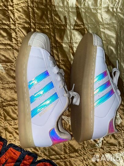 Кроссовки adidas унисекс с подсветкой подошвы