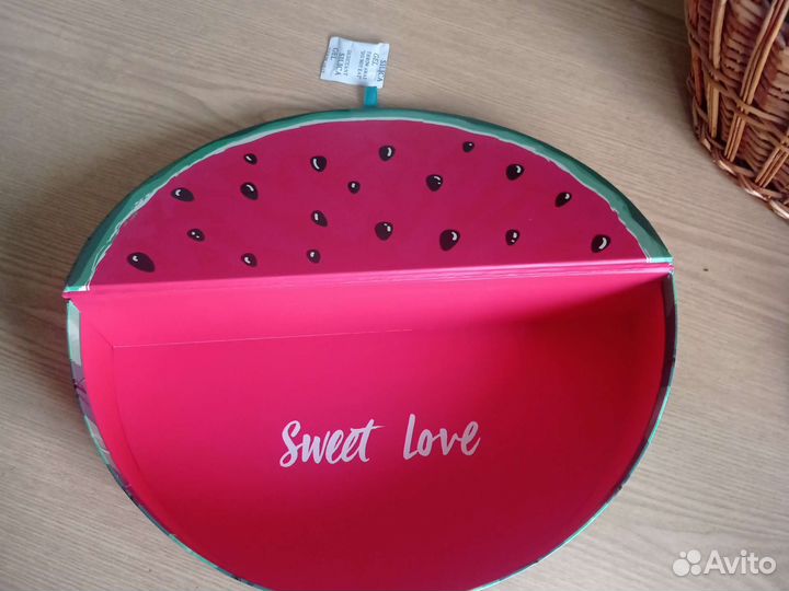 Коробка арбуз и флаконы от духов и аромадифузоров