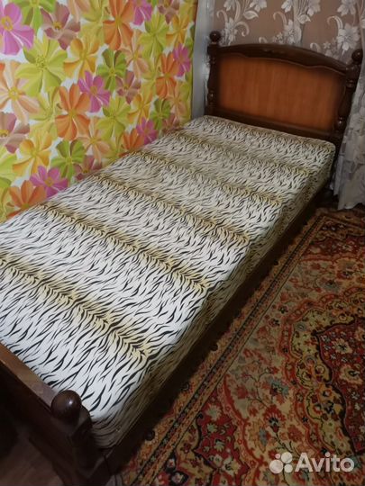 Кровать односпальная с матрасом