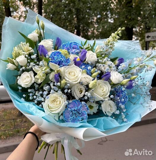 Букет сборный в бело-голубой гамме