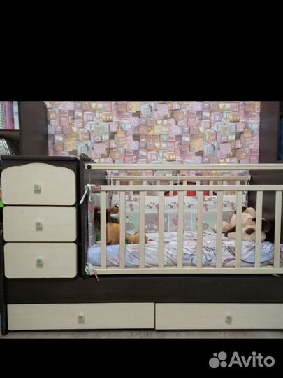 Детская кроватка с маятником