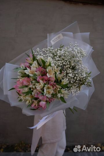 Букет из альстромерий и гипсофилы