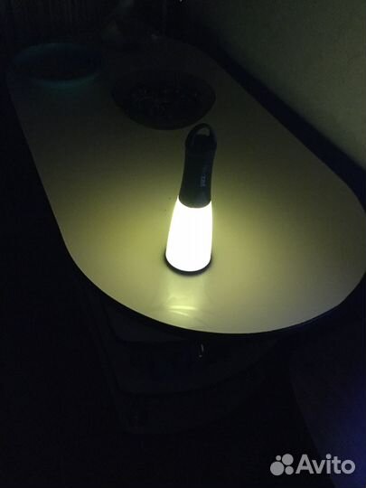 Фонарь-светильник RGB удобно ставится на стол и по