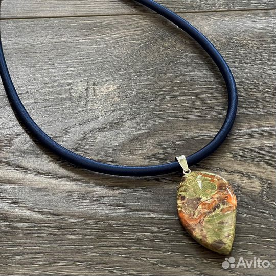 Кулоны с натуральным камнем на шнуре