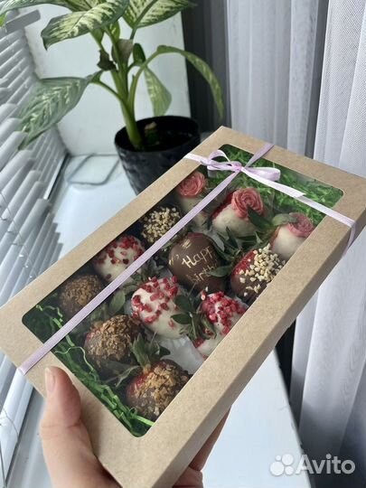 Клубника в шоколаде,меренговый рулет, торт яйцо