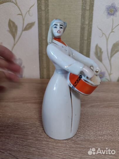 Фарфоровая статуэтка 