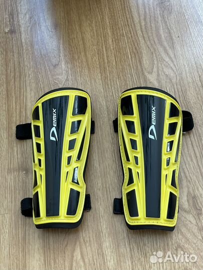 Футбольные щитки Demlx