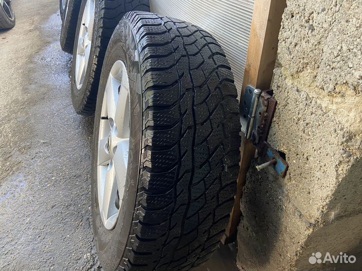 Комплект зимней резины и дисков Nissan