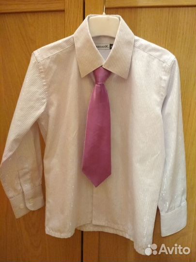 Белая рубашка с галстуком, 
