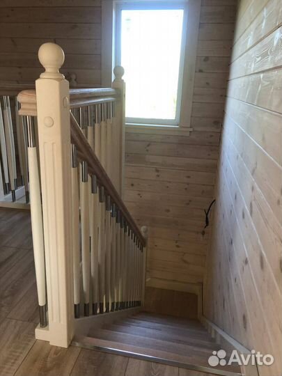 Деревянная лестница из массива ясеня