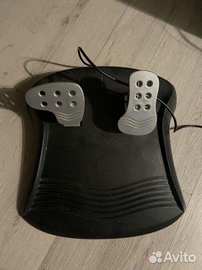 Игровой руль с педалями genius