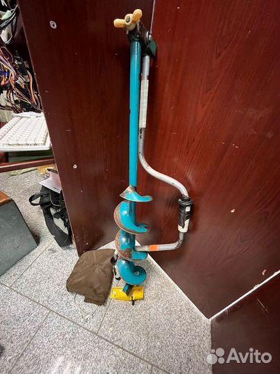 Местами слезла краска, есть следы ржавчины Ледобур