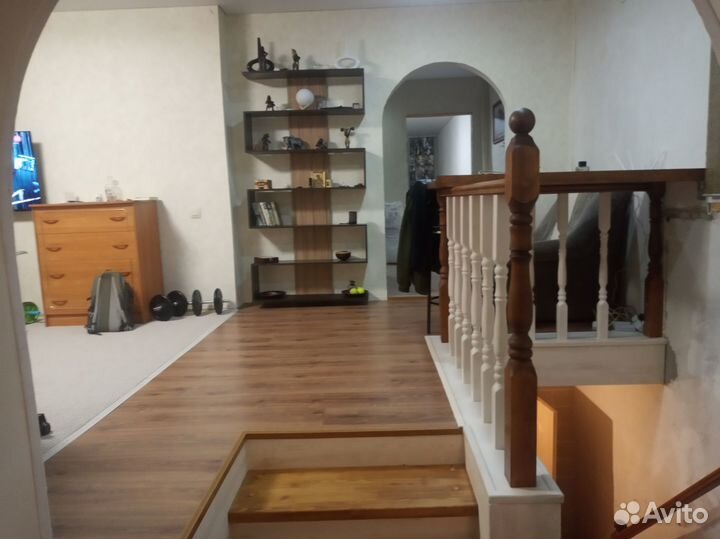 Зал и большая кухня в частном доме- под праздники