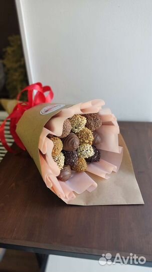 Молочный шоколад и клубника съедобные букеты