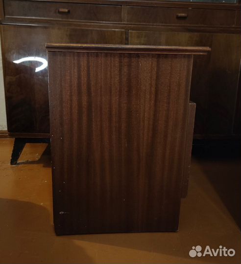 Тумбочка прикроватная резная