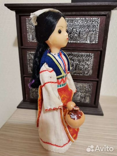 Кукла в национальном костюме, с кувшином