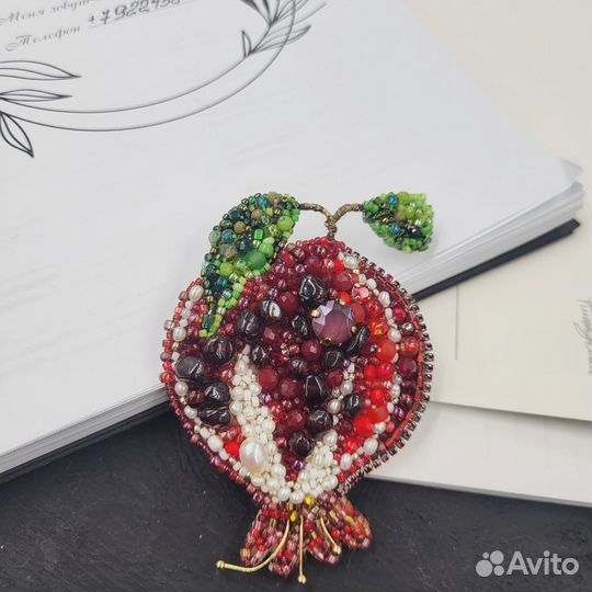 Брошь ручной работы из бисера