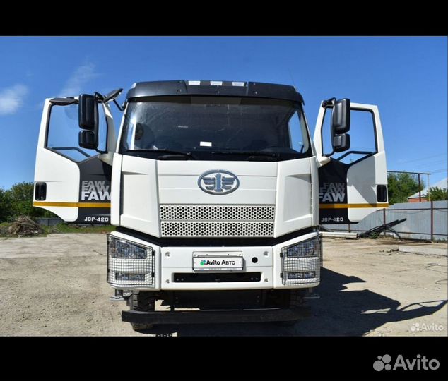 Водитель грузового самосвала