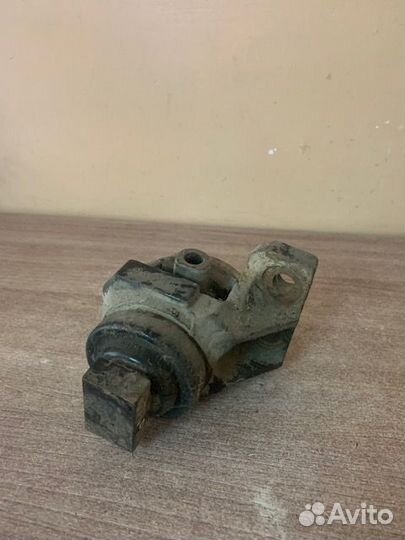 Опора двигателя подушка Mazda 626