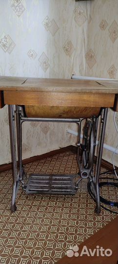 Швейная машинка на станине