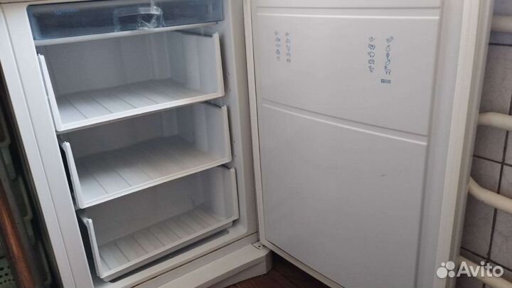Холодильник Indesit