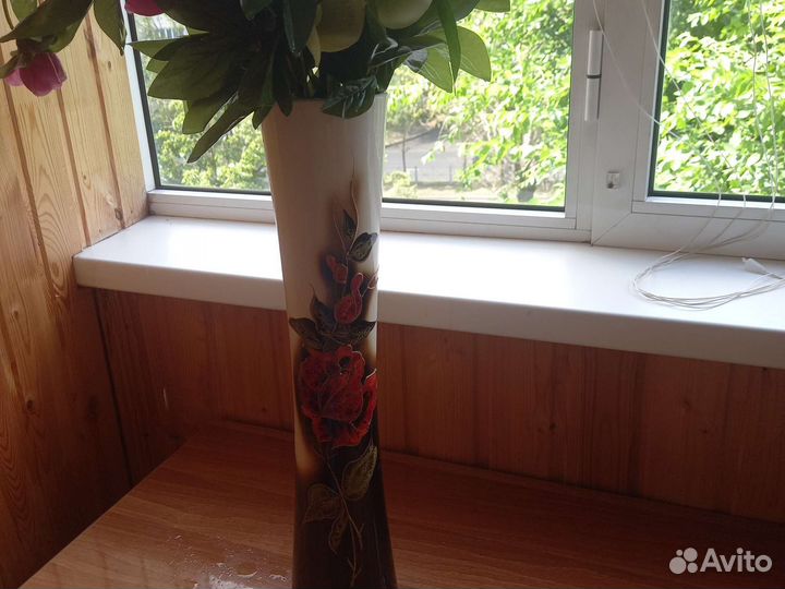 Керамическая ваза с цветами