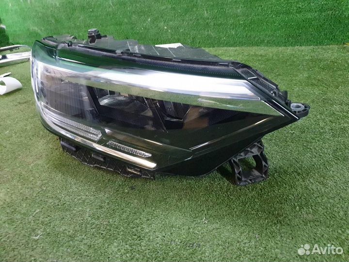 Фара правая Volkswagen Polo