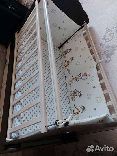 Детская кроватка с маятником