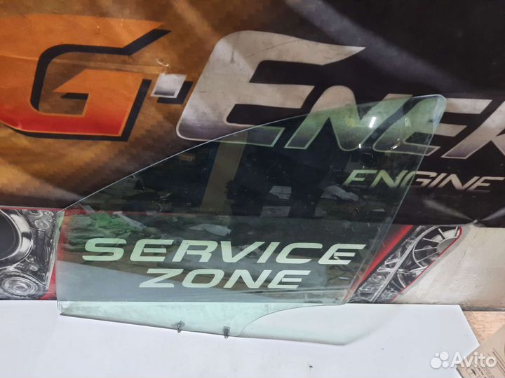 Стекло передней R и L двери Peugeot 407