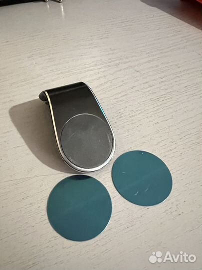 Магнитный держатель для телефона в авто