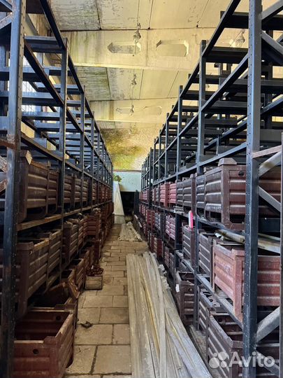 Металлические ящики со стеллажами для них