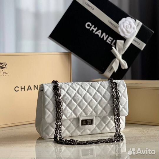 Сумка женская Chanel 2.55 кожаная белая на цепочке