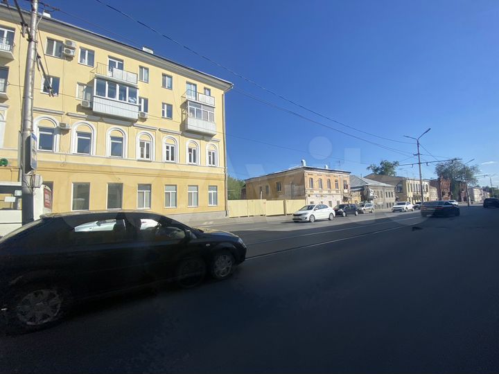 Торговая площадь в центре города с вытяжкой