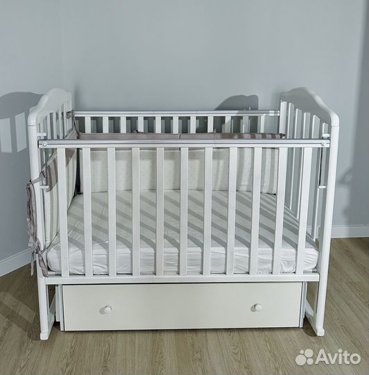 Детская кроватка с маятником и ящиком