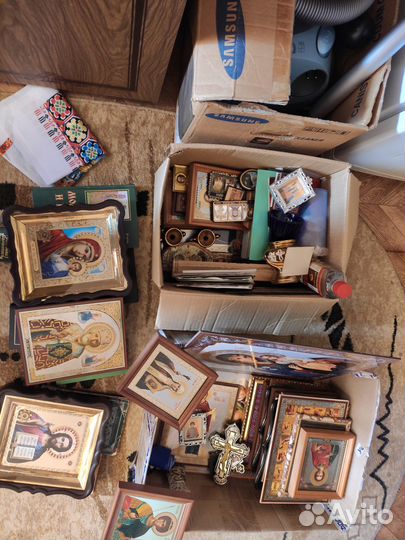 Иконы, церковные книги, утварь