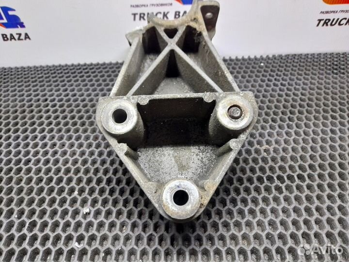 Кронштейн заднего крыла