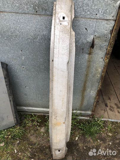 Передний усилитель бампера на ауди а6 c5