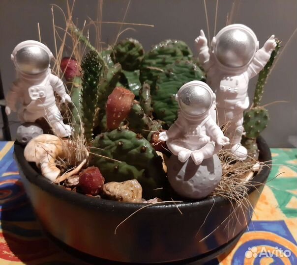 Фигурки астронавтов. Декор