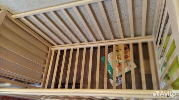 Детская кроватка с маятником, матрас в комплекте